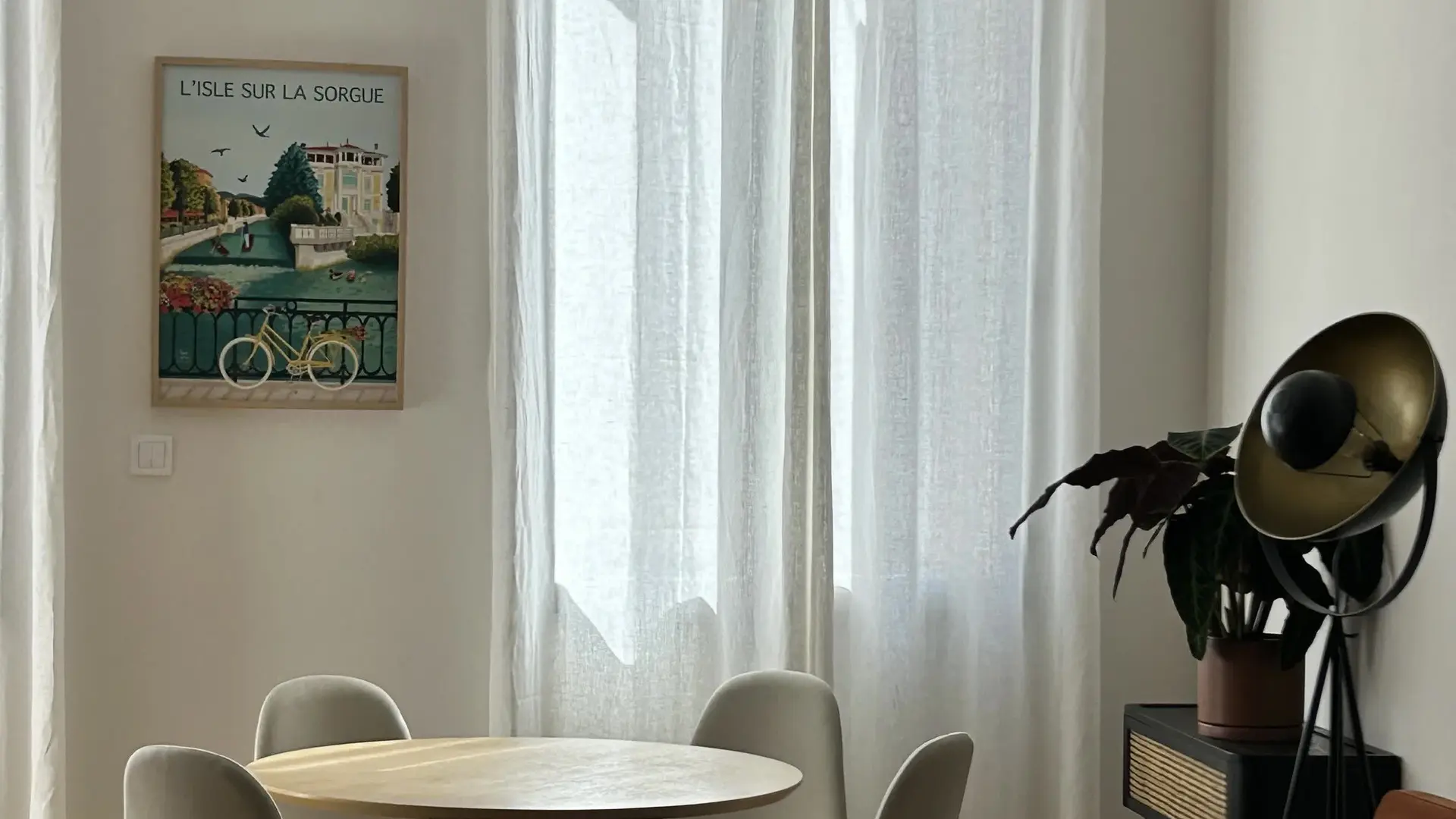 Un espace repas élégant et chaleureux, baigné de lumière naturelle, mêlant bois clair, lignes contemporaines et touches décoratives locales.