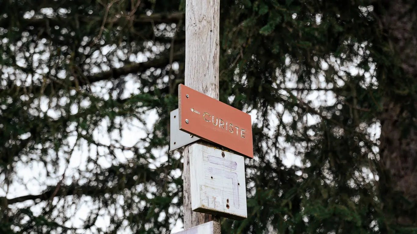 Poteau indicateur avec le balisage du circuit.