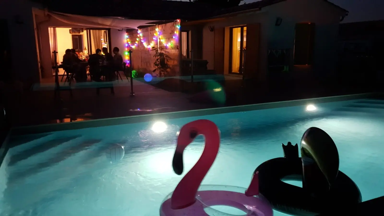 Piscine éclairée le soir