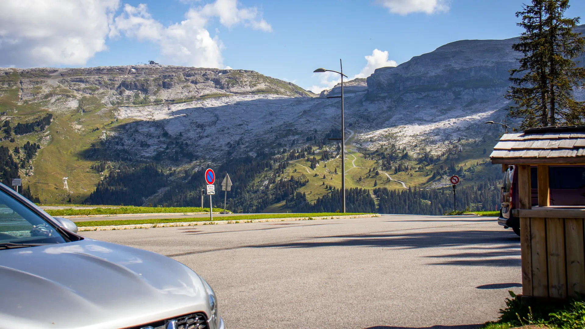 Vue du parking en direction de Flaine et du Bataillon des Chasseurs Alpins