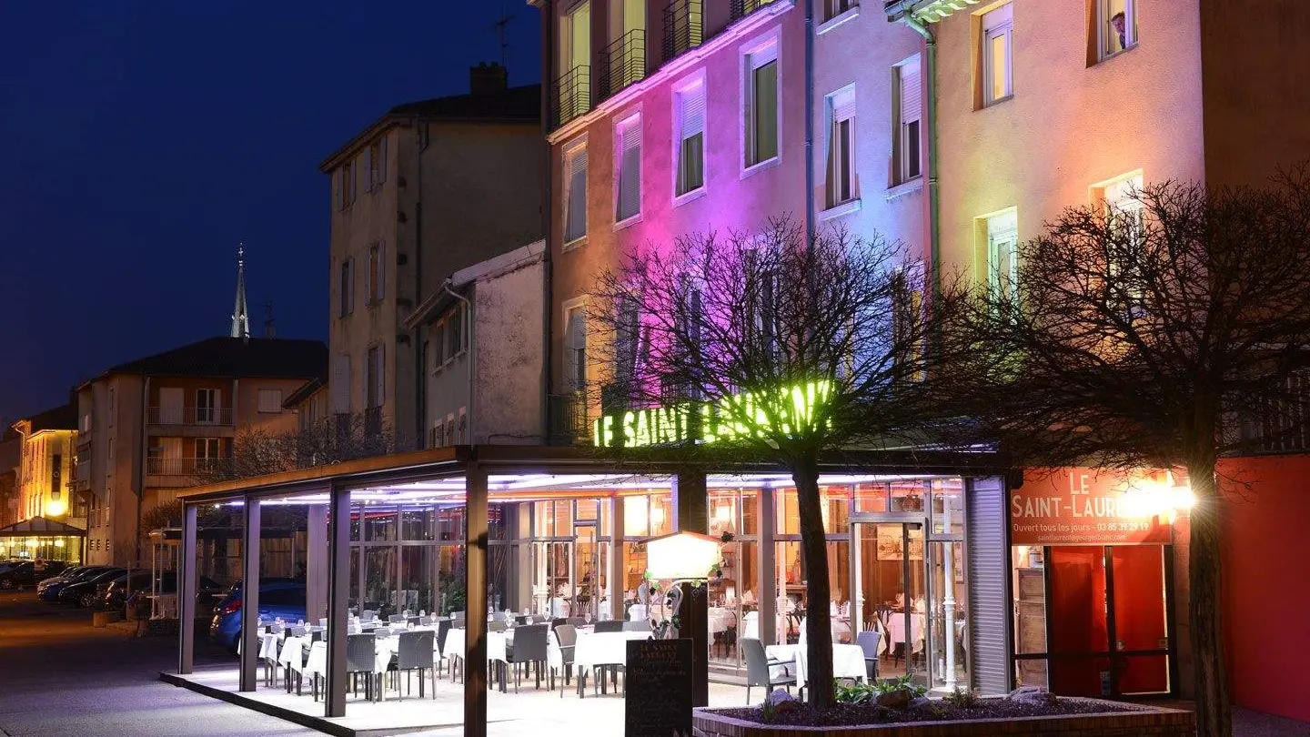 Vue extérieure à la tombée de la nuit