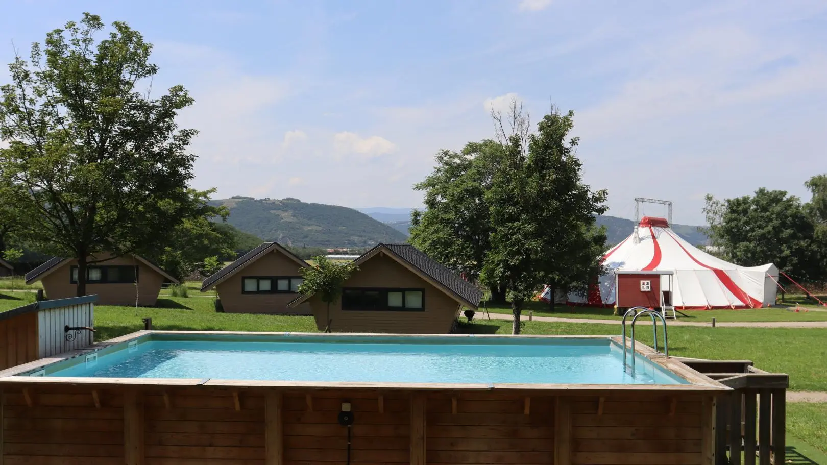 Commun : piscine hors sol à proximité des roulottes