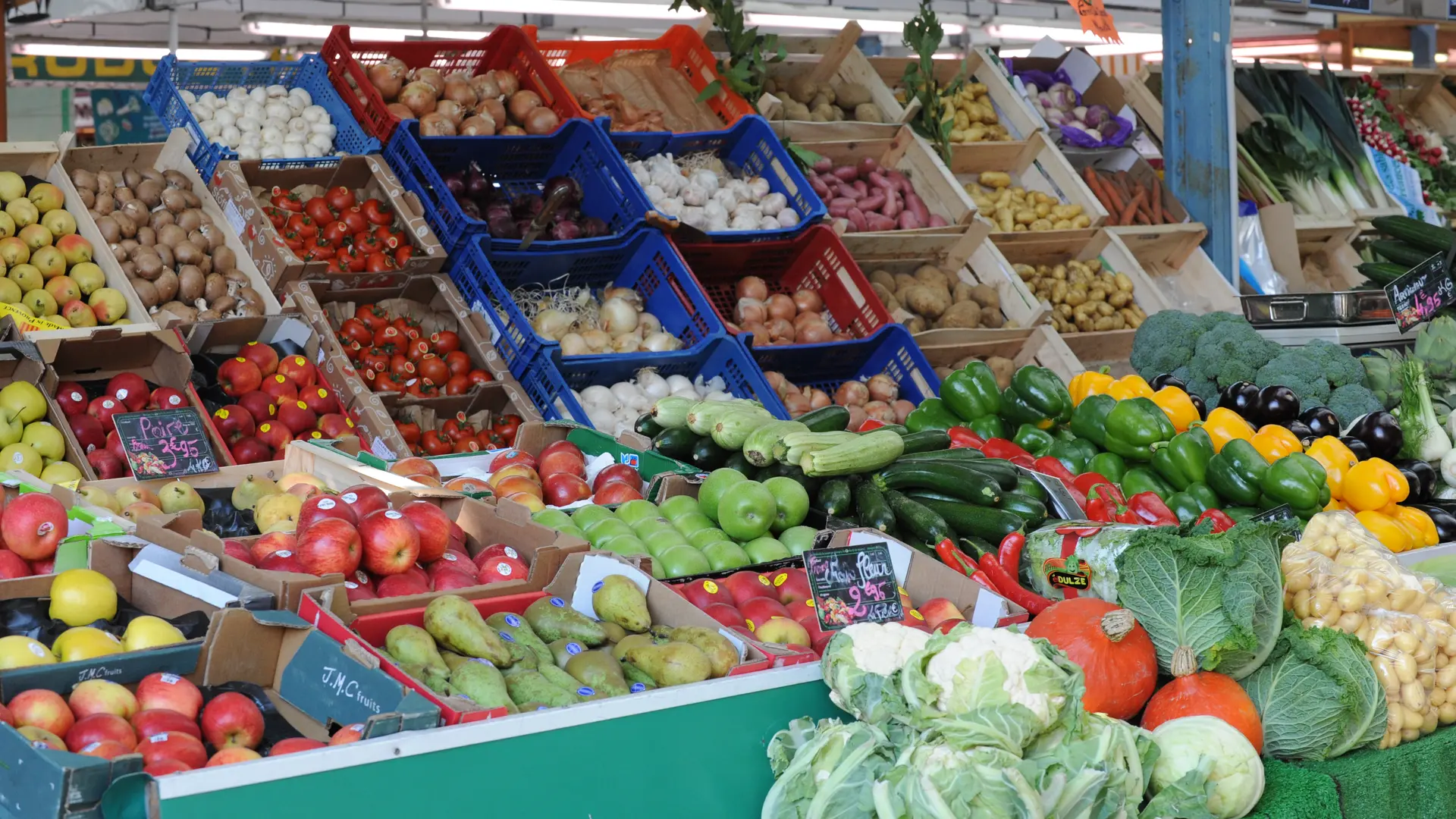 Étal de légumes au marché de Maisons-Laffitte