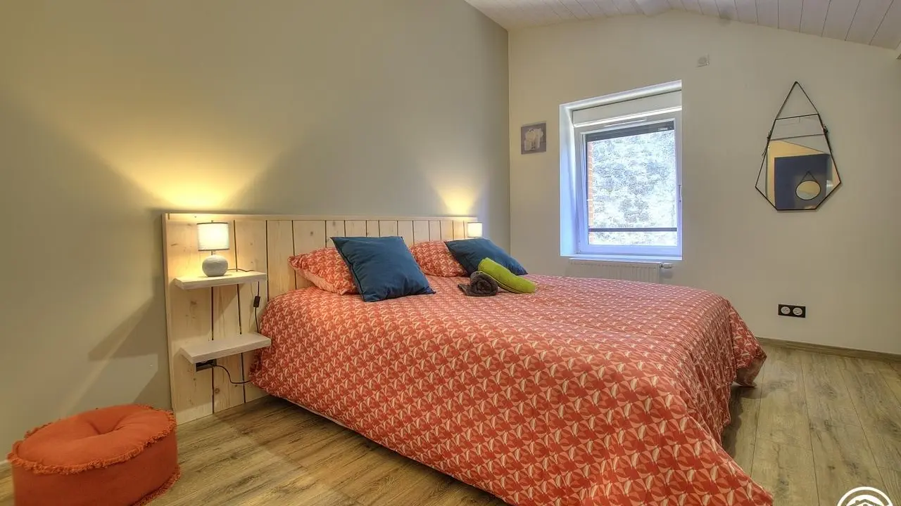Chambre composée d'un lit en 160 et un lit en 90.