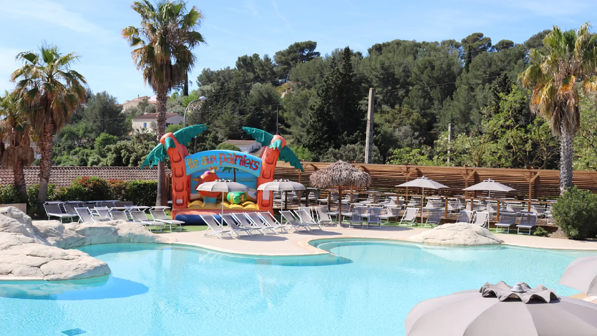 Jeux gonflables à la piscine