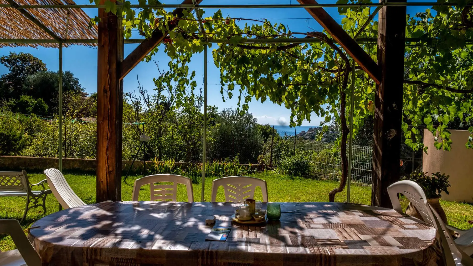 Gîte Chez Tante Jeanne-Coin repas extérieur-Nice-Gîtes de France des Alpes-Maritimes