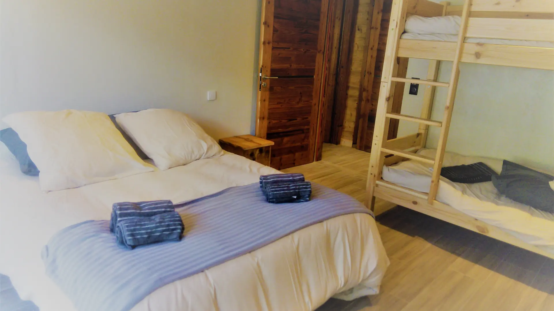 Chambre lit double et lits simples - Les Picaillons - La Chalet - Les Villards-sur-Thônes, Haute-Savoie