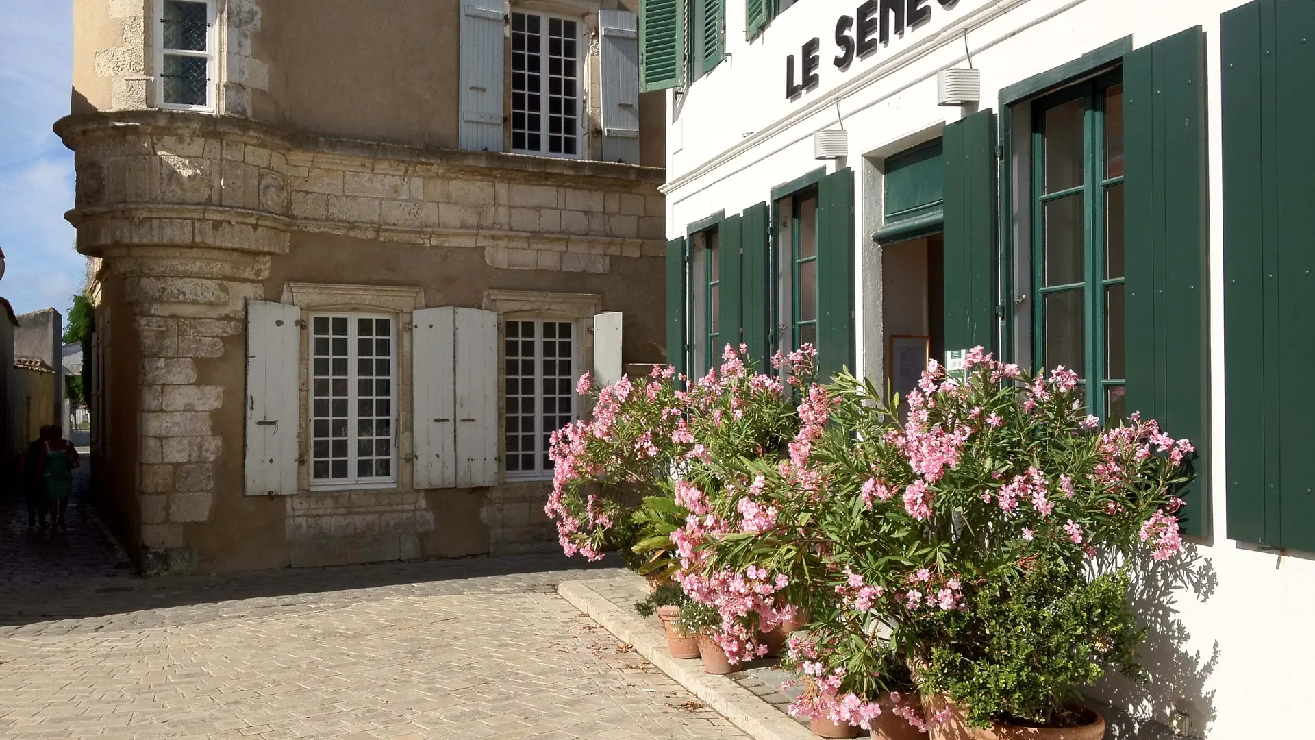 Eingang des Hotels Le Sénéchal