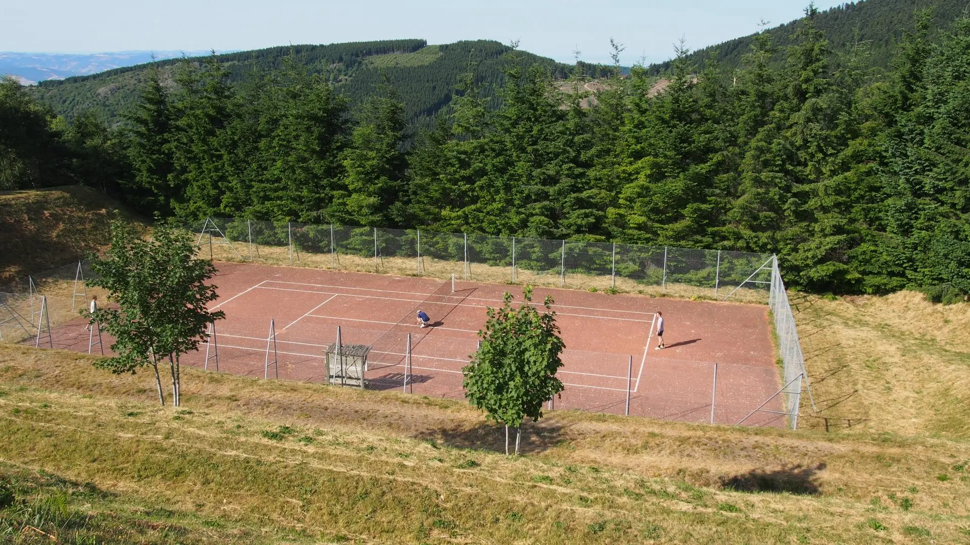 Tennis municipal en accès libre
A 300m du chalet