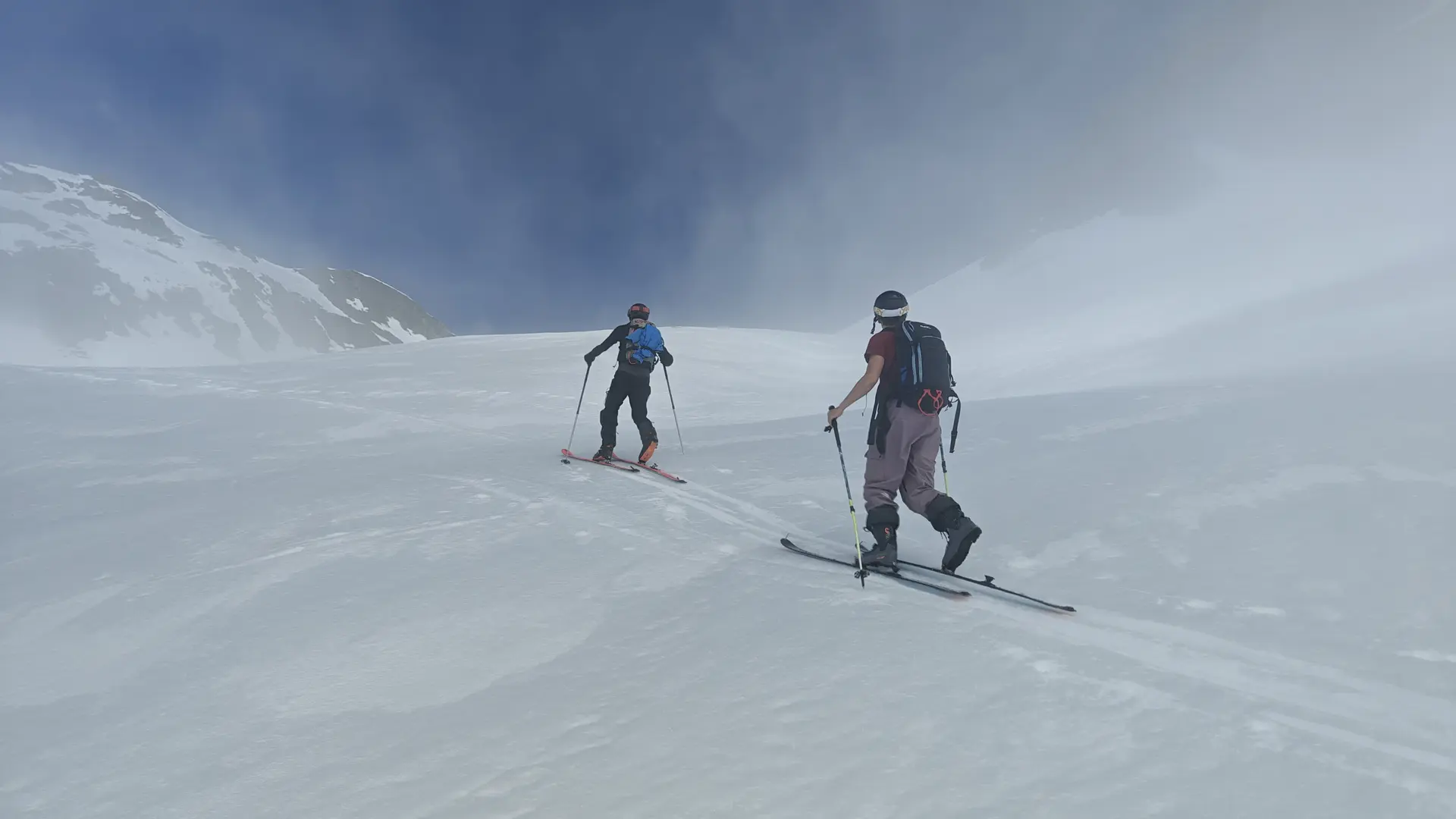2 skieurs de randonnée en montée