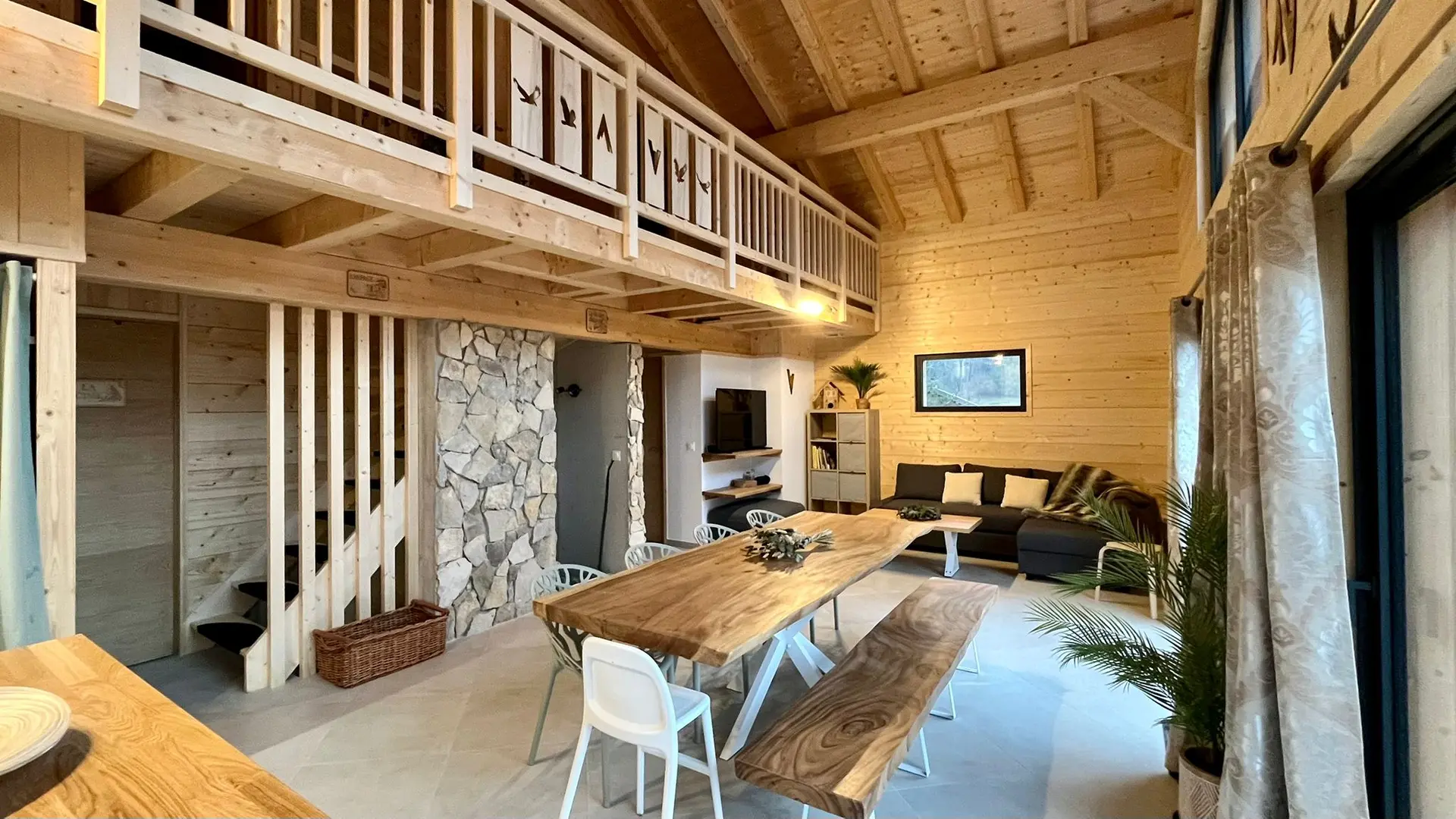 Pièce de vie de l'appartement du haut