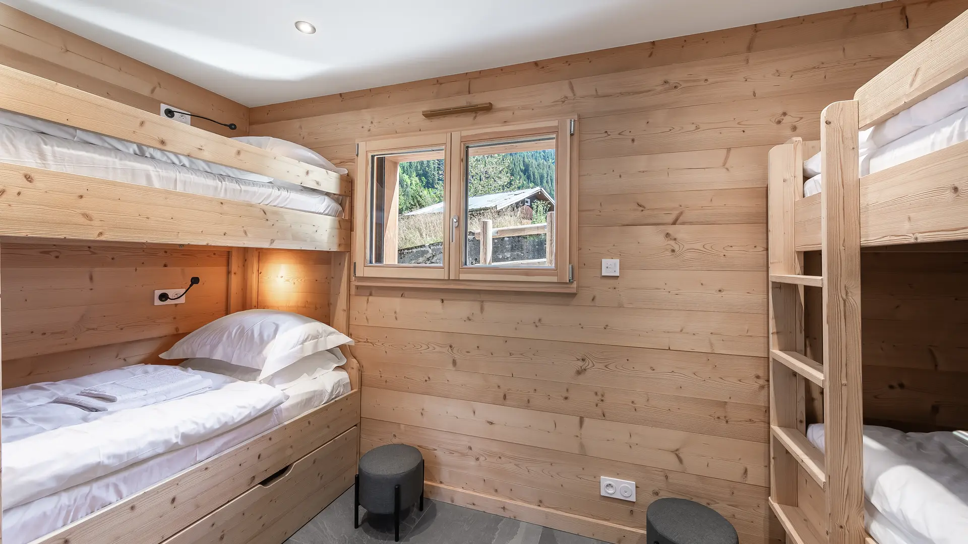 Chambre pour les enfants avec lits superposés et petite fenêtre