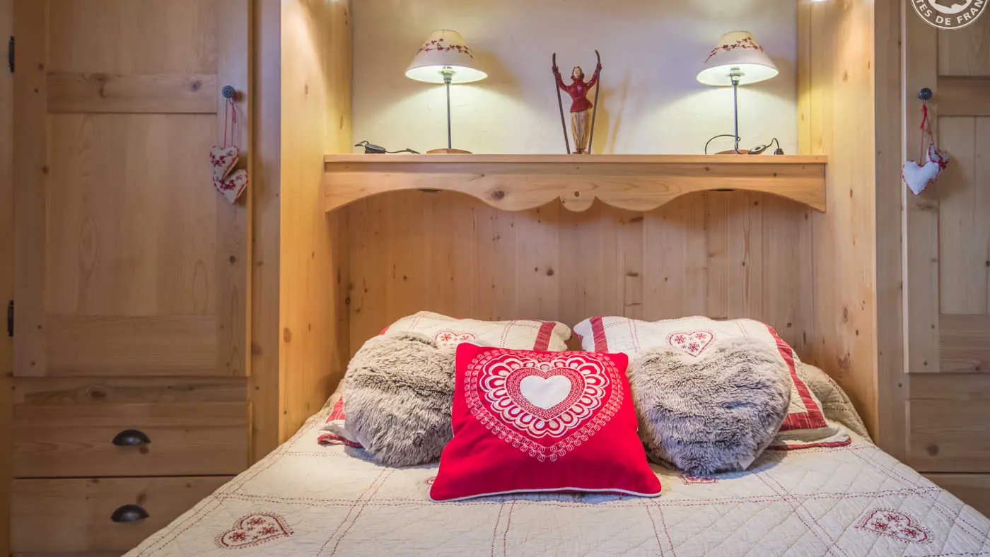 Chambre avec TV et une salle d'eau privative