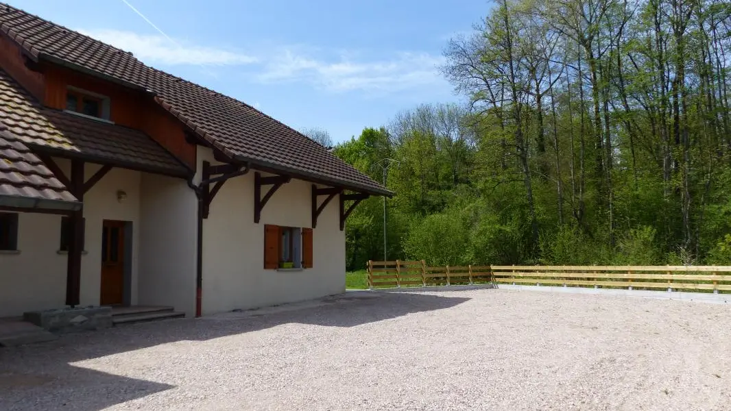 La maison mitoyenne côté parking