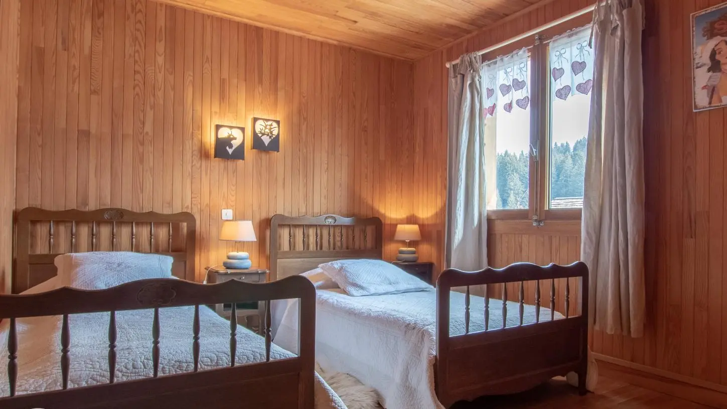 Au 1er niveau, chambre avec 2 lits 90.