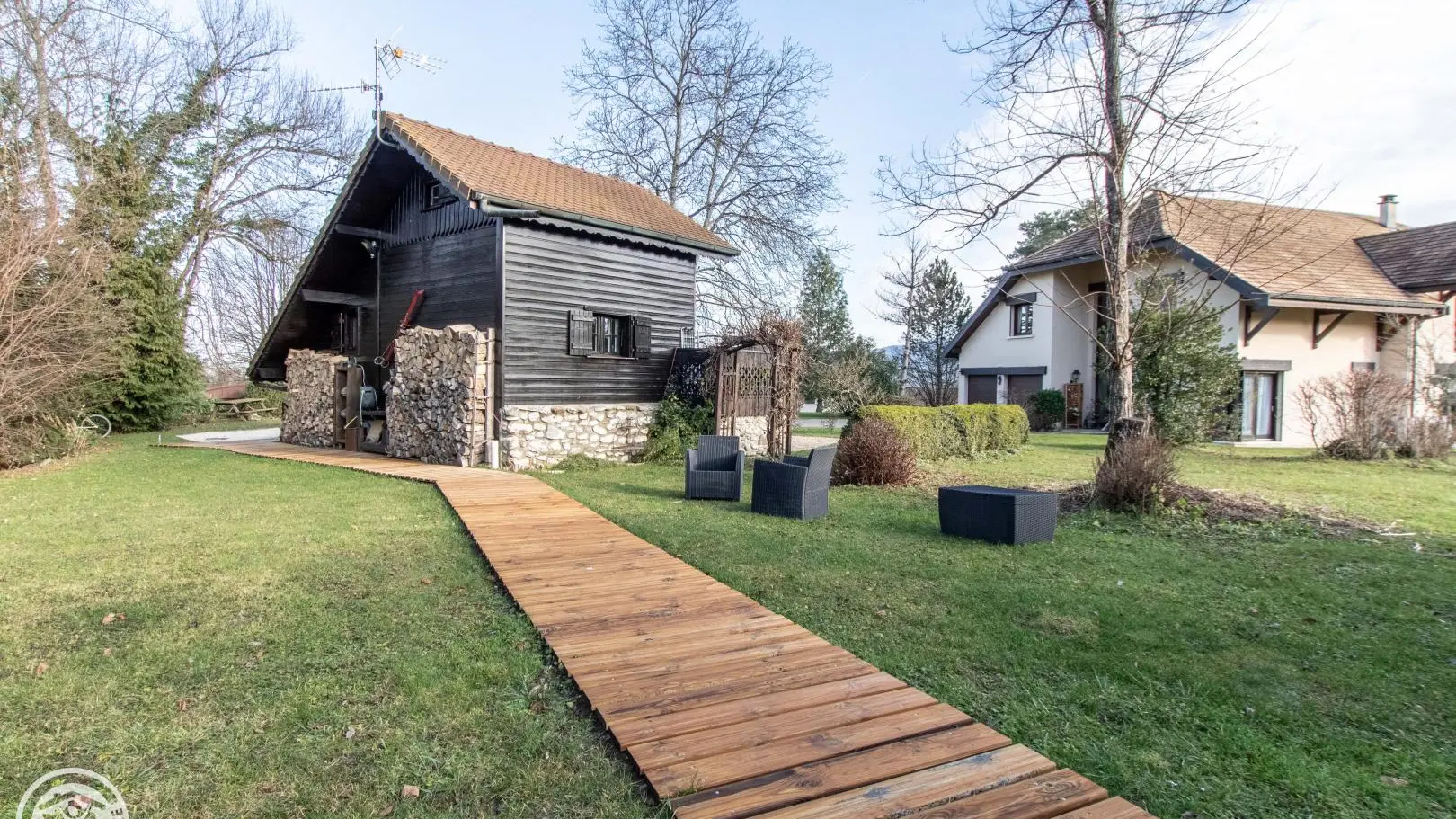 Accès depuis l'aire de stationnement par l'arrière du gîte 90001