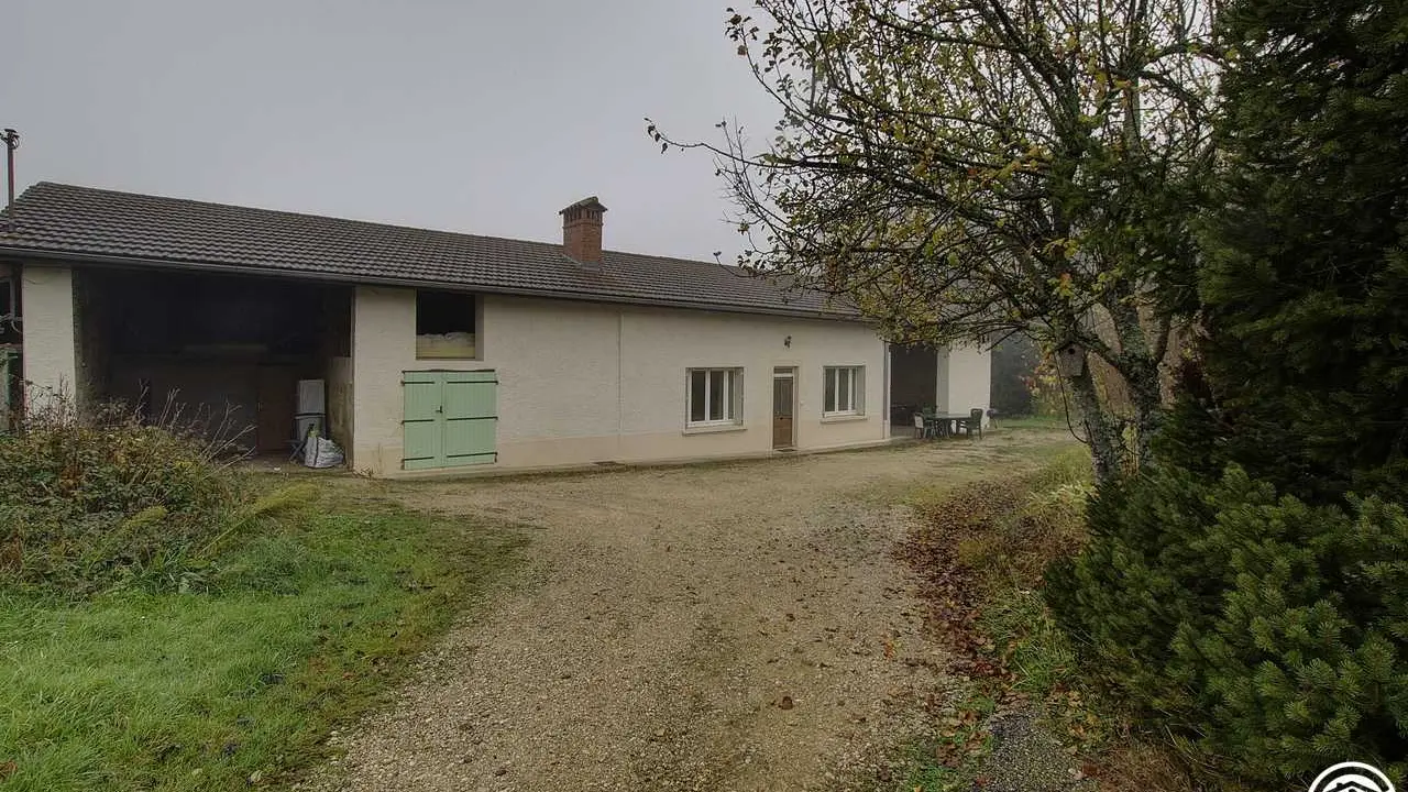Vue d'ensemble sur le gîte sans mitoyenneté avec un abri couvert.