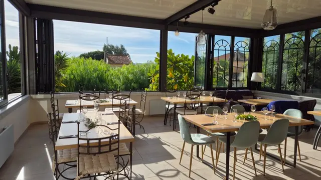 Vue du restaurant depuis l'entrée