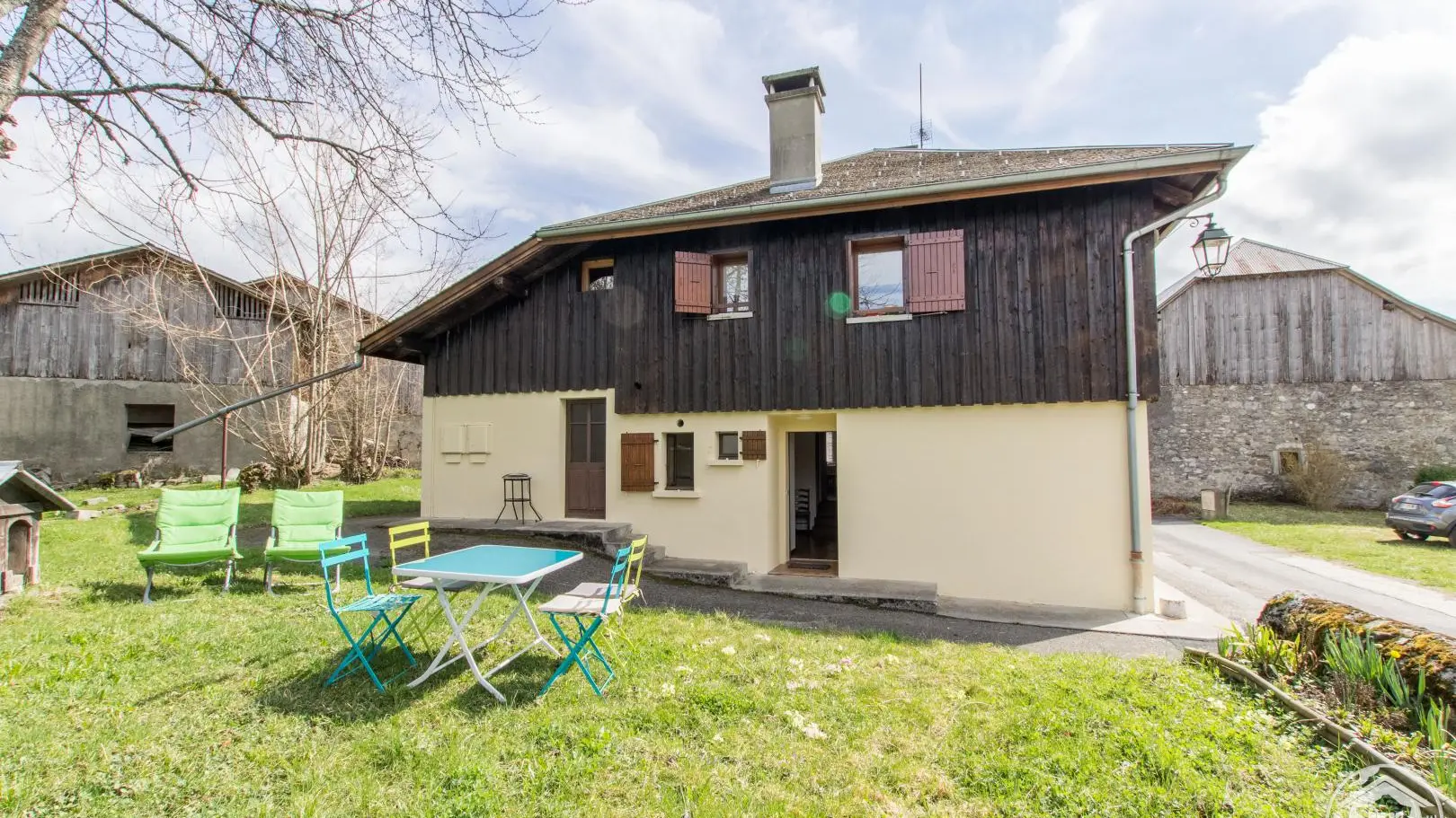 Jardin privatif face à l'entrée du gîte (porte ouverte)