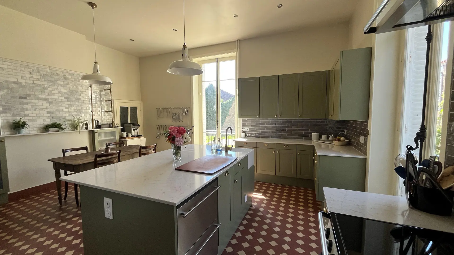 Cuisine rénovée avec soin, pensée pour les ateliers et les instants gourmands