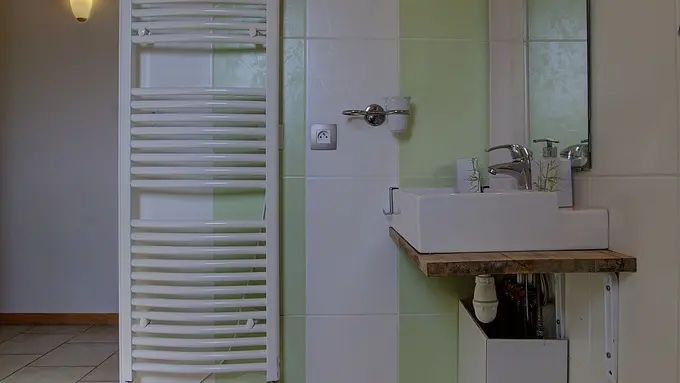 Salle de bain avec douche à l'italienne
Le Grand Noyer Ambronay