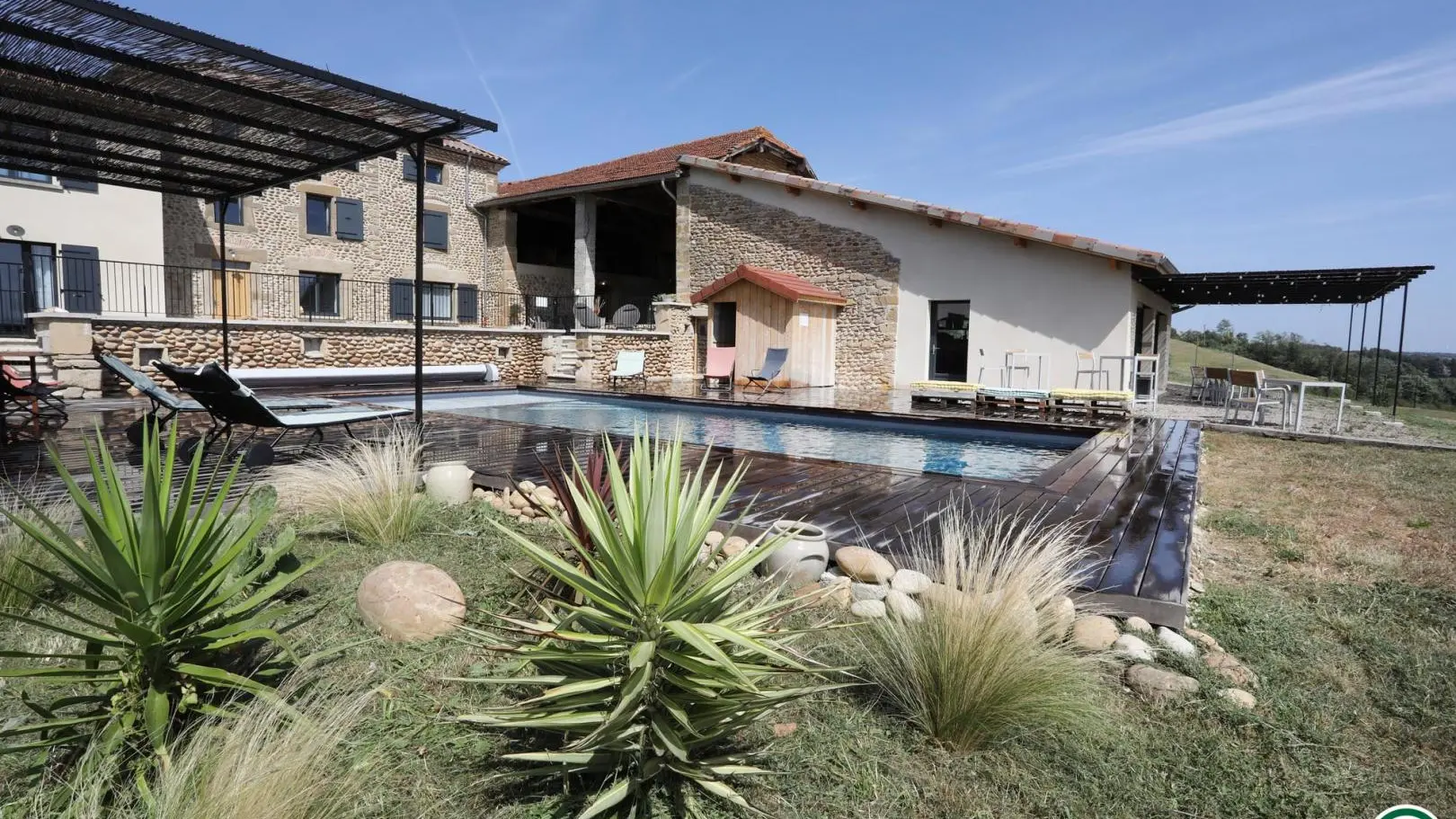 Piscine à partager et jardin