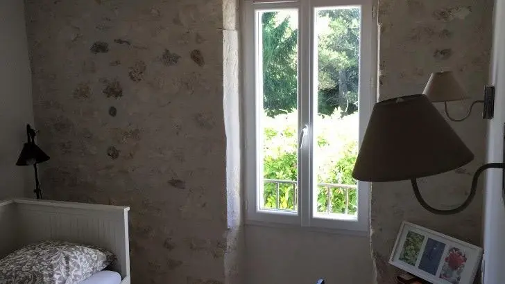 pièce bibliothèque avec guides et livres à disposition