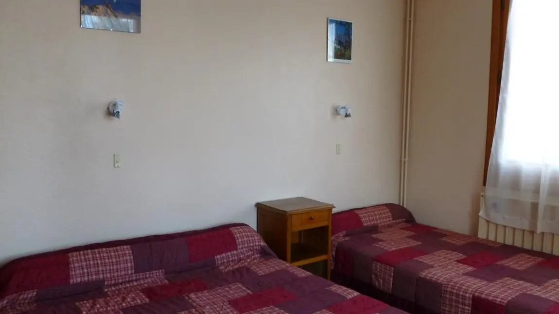Chambre avec lit double et lit simple