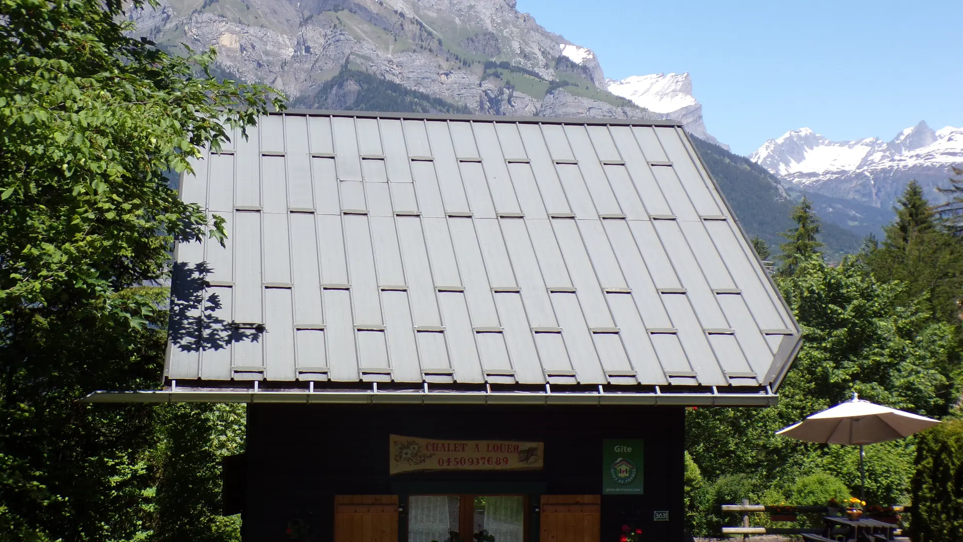 Chalet en été avec vue Aiguille de Warens