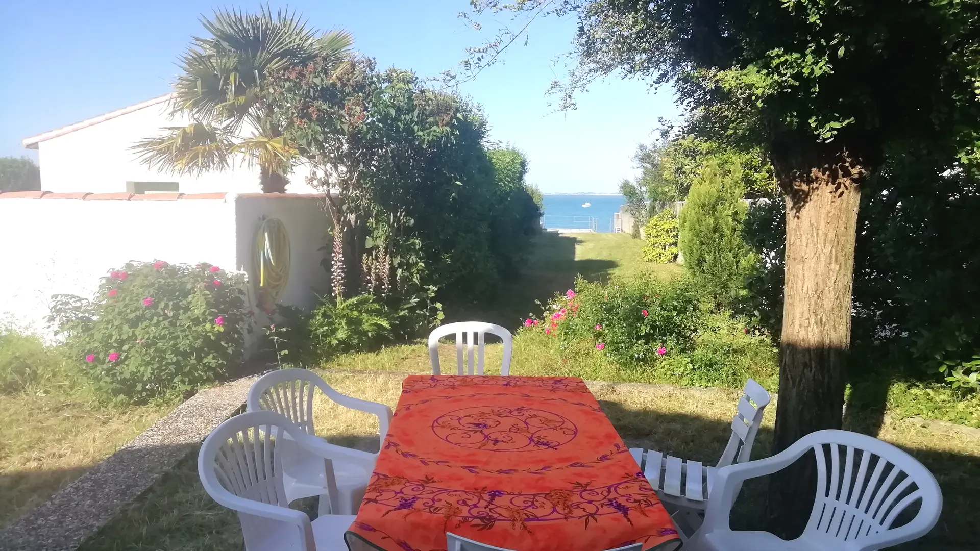 Vue sur l'océan, au fond du jardin