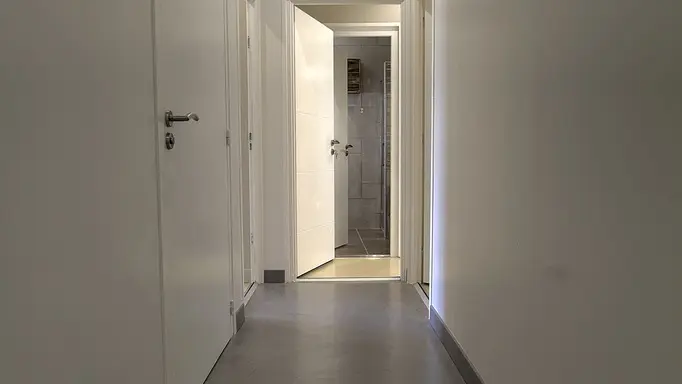 Le couloir dessert les 3 chambres ainsi qu'un WC indépendant.
