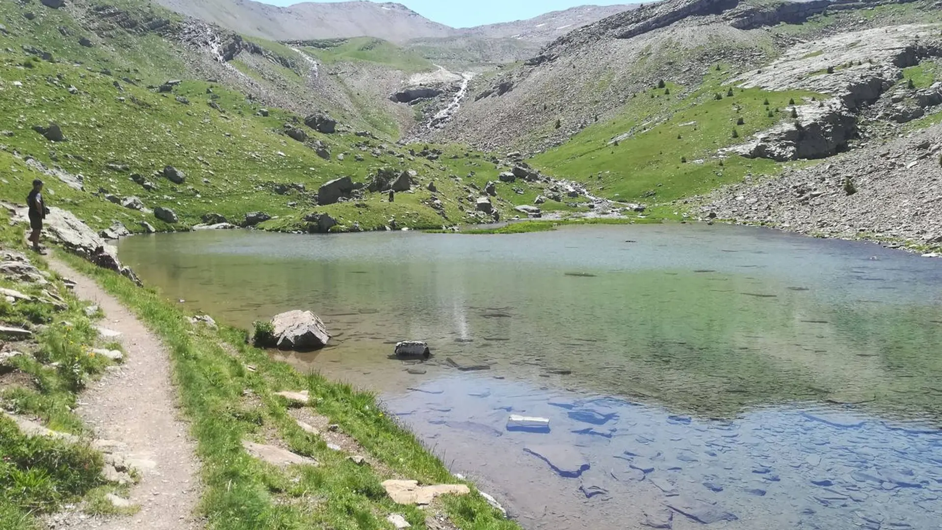 Lac du Crachet et ses montagnes