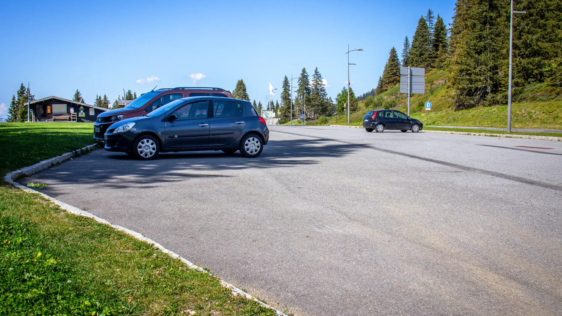Vue depuis l'autre bout du parking du Col de Pierre Carrée