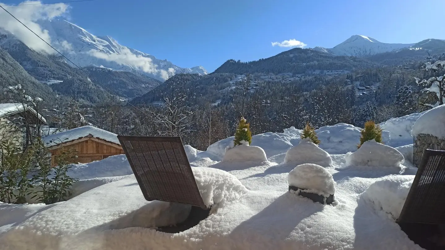 Vue enneigée depuis la terrasse.