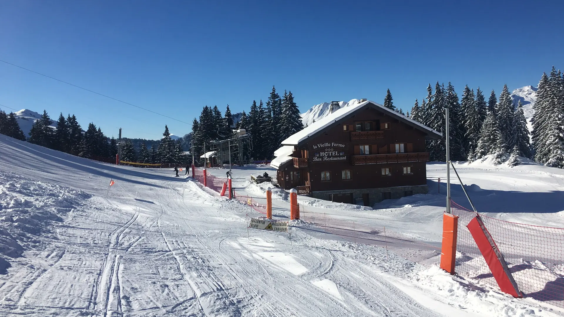 Restaurant La Vieille Ferme depuis la piste rouge Génépi