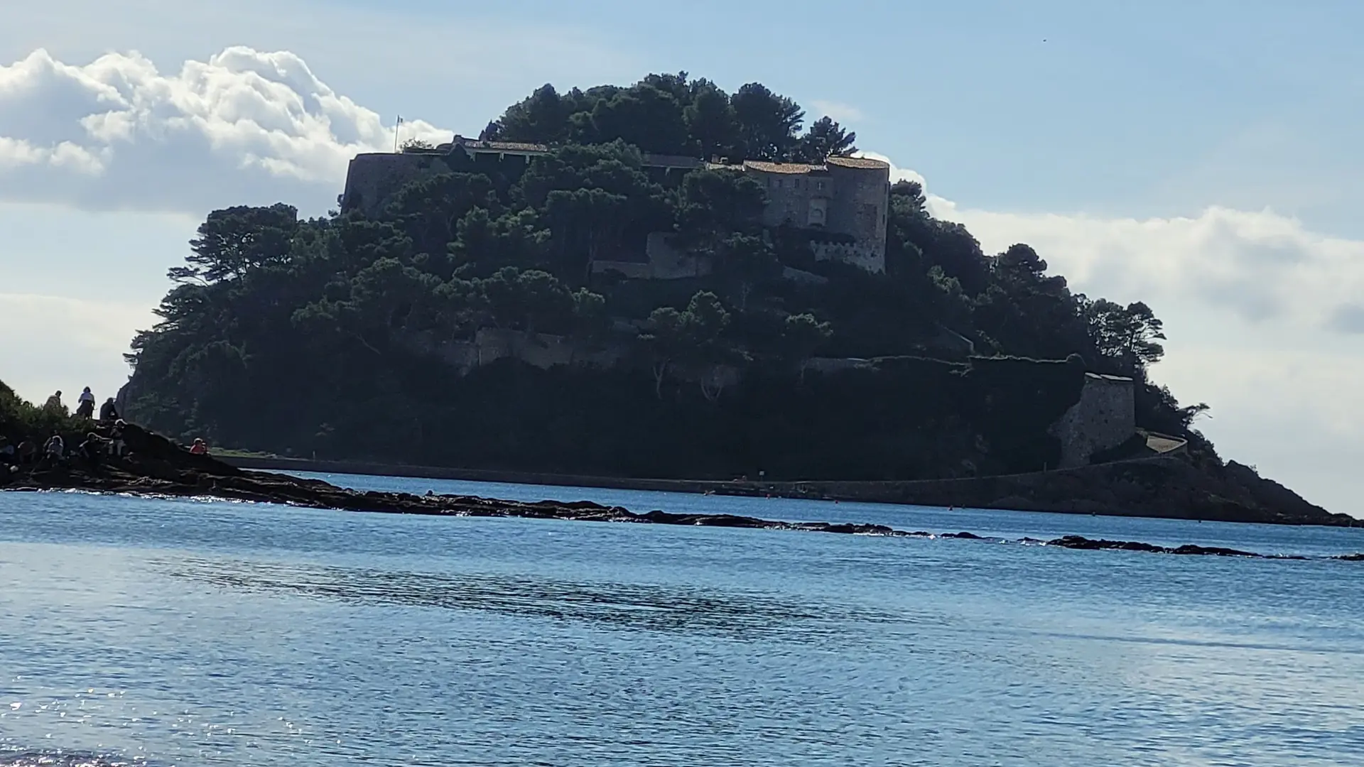Vue sur le fort de Brégançon entouré d'une mer bleue et de végétation typiquement méditerranéenne