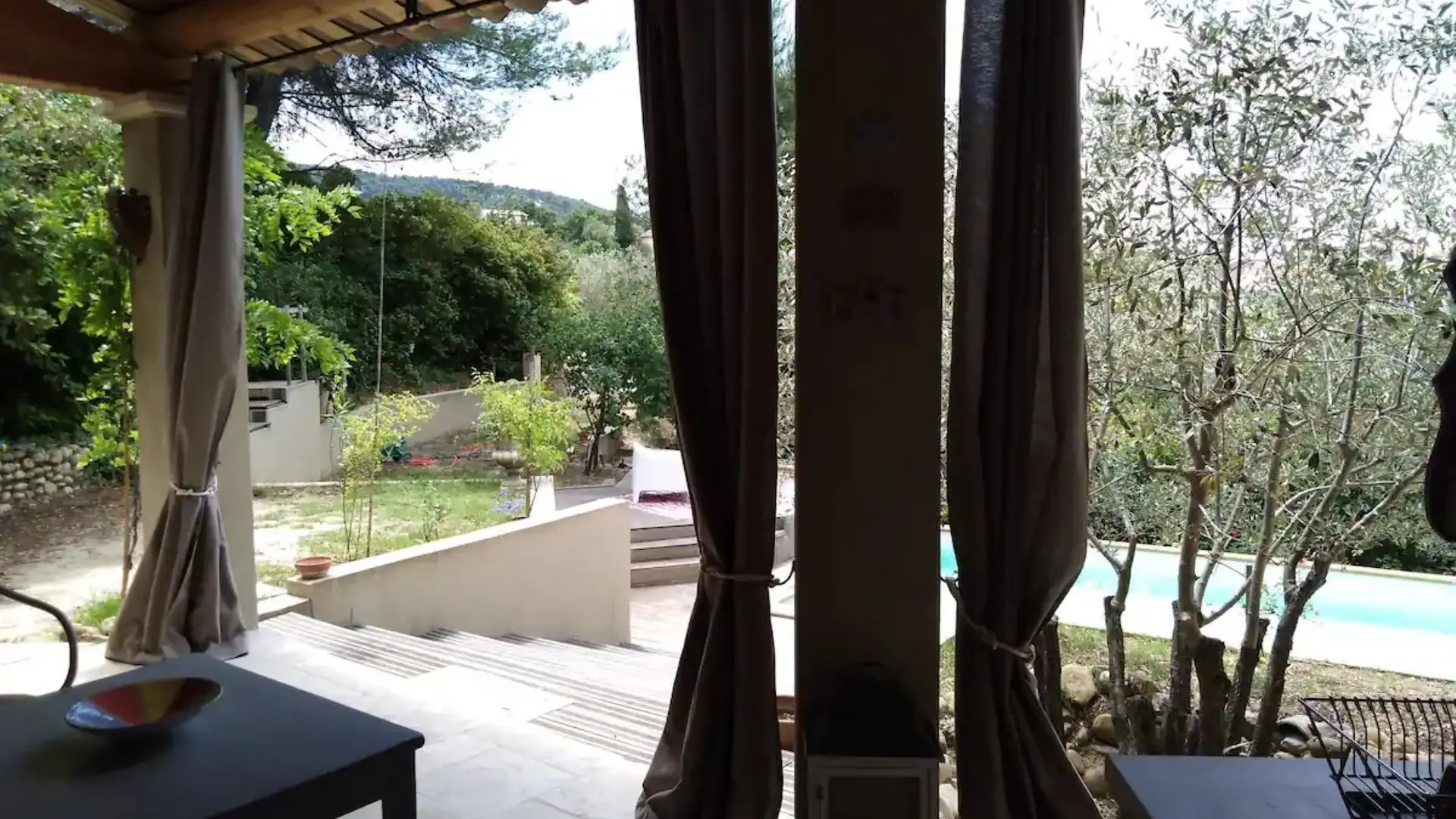 vue sur la piscine du coin repas