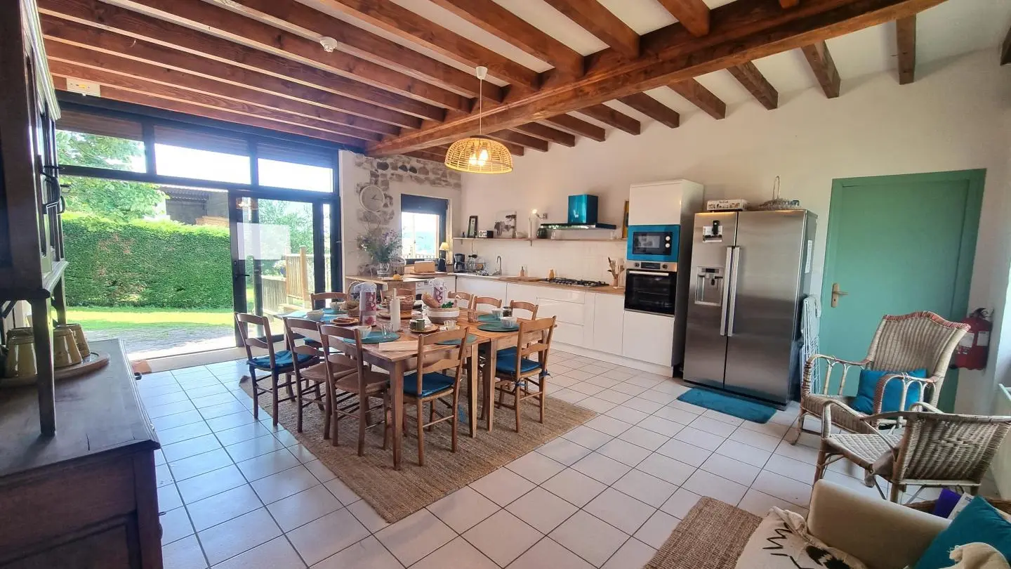 Pièce à vivre avec cuisine ouverte sur la salle à manger.