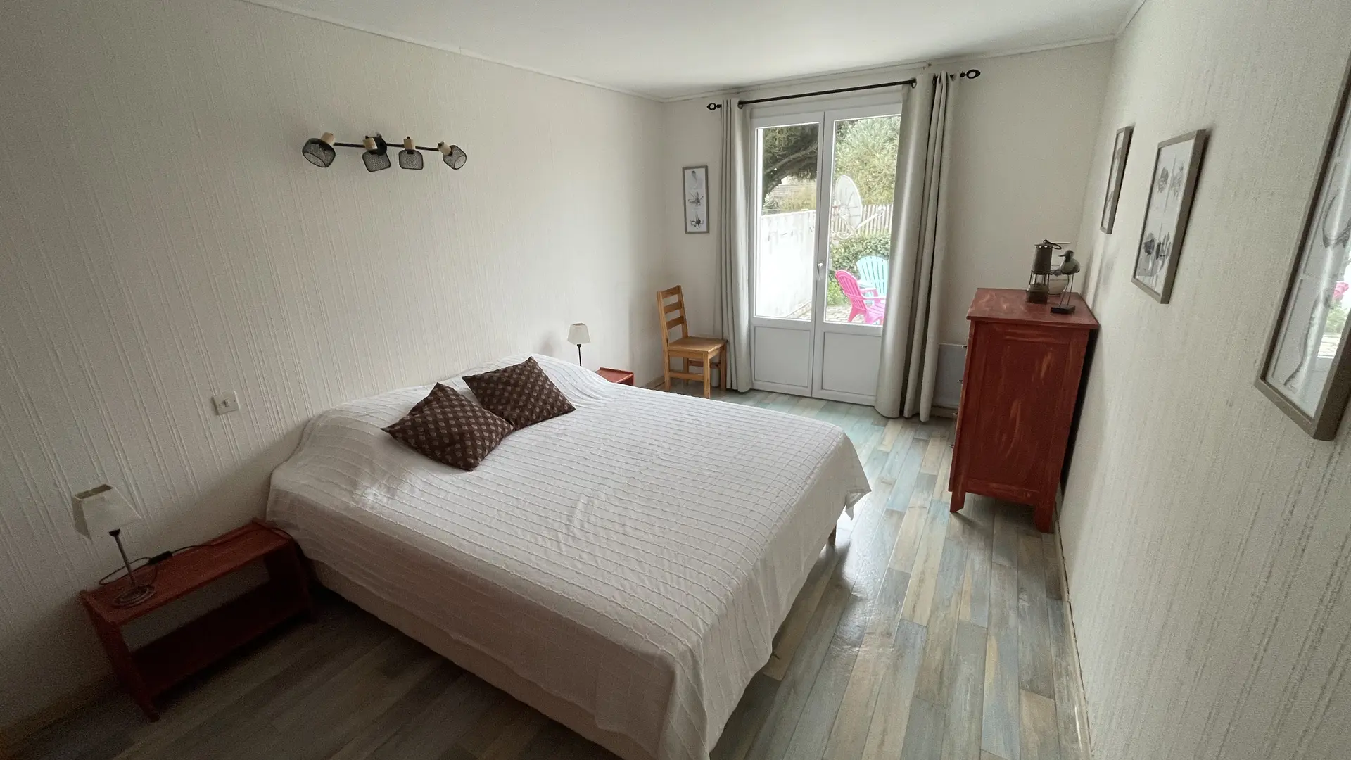 Grande chambre donnant sur une terrasse ensoleillée