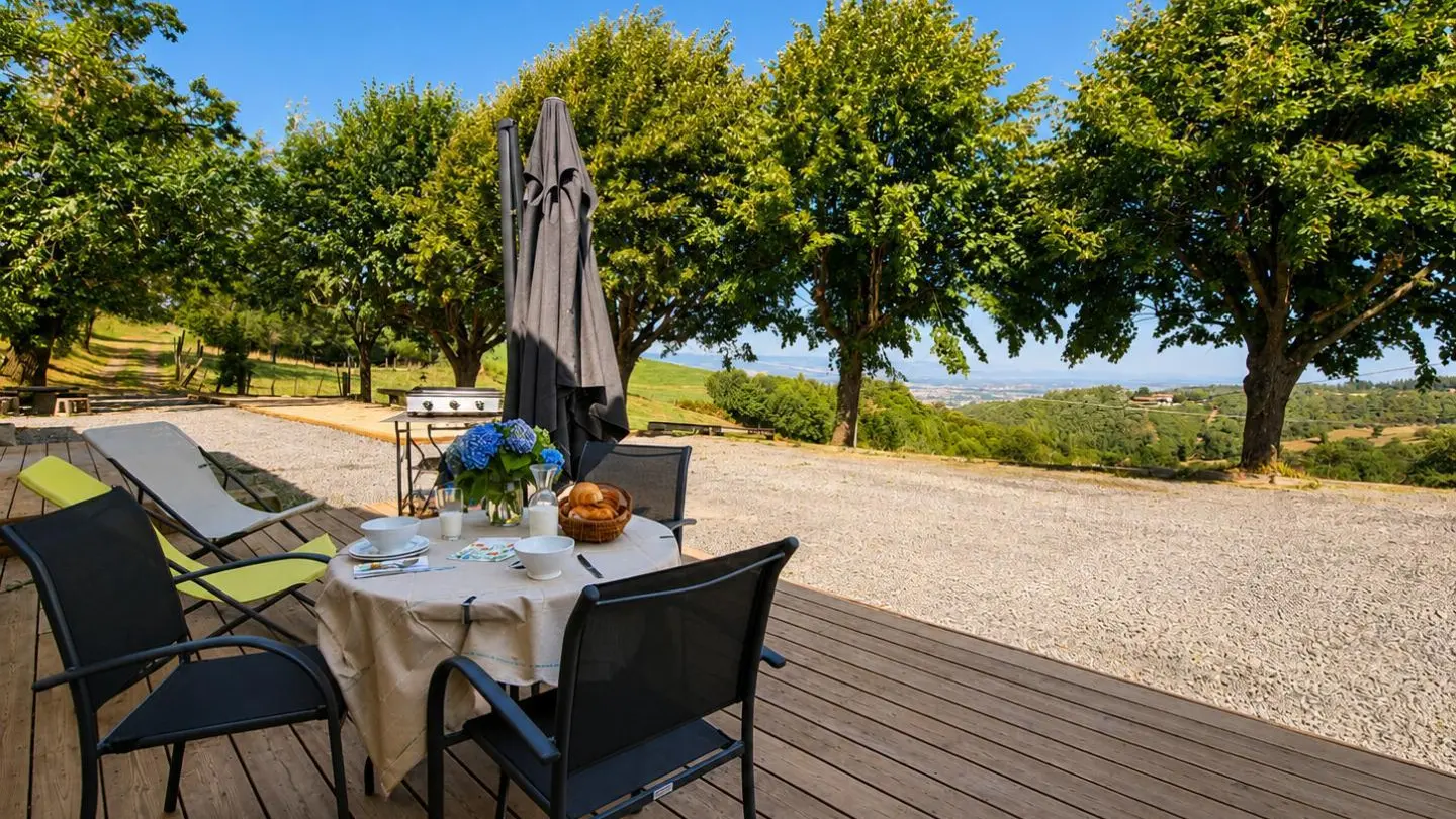 Entrée et terrasse privative du gîte Le Tilleul