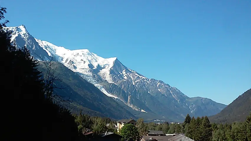 La vallée de Chamonix, le Mont-Blanc le glacier des Bossons et l'Aiguille du Midi depuis le hameau des Chosalets