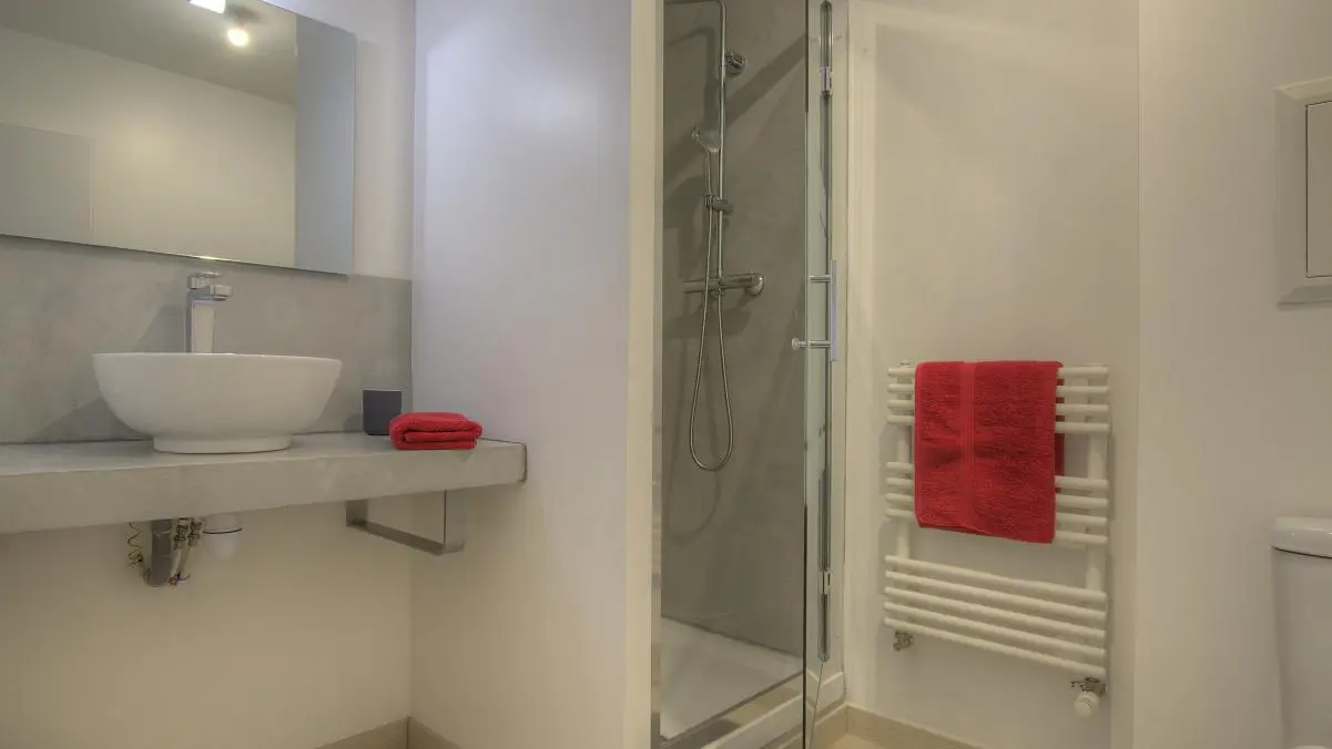 Salle d'eau-WC privative à la chambre composée de deux lits 90*200.