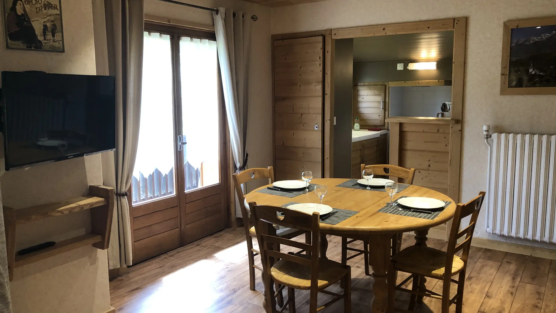 Coin repas donnant sur la cuisine et le balcon