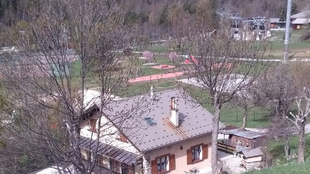 maison lumineuse, espace dégagé, jardin, parking, parc de loisirs