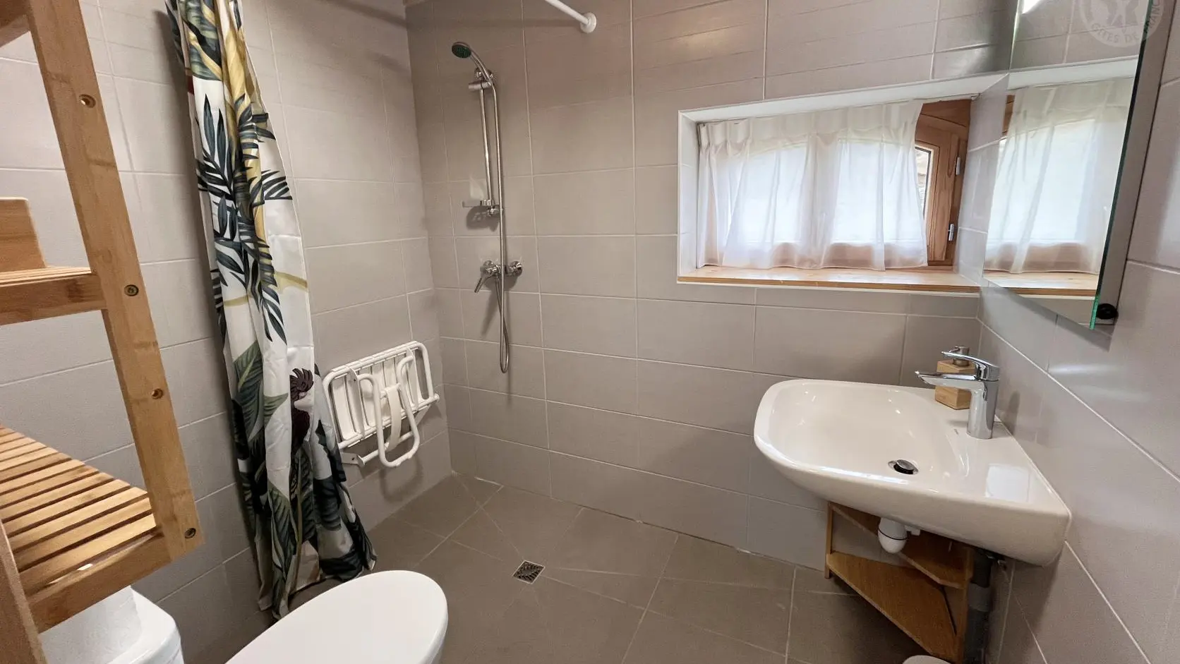 Sanitaire du rdc : douche PMR - WC et vasque