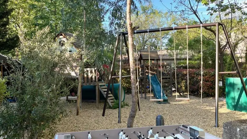 coin jeux baby foot et balançoire