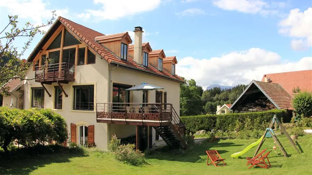 Le gîte de Belledonne, le jardin, les jeux d'enfants et la terasse