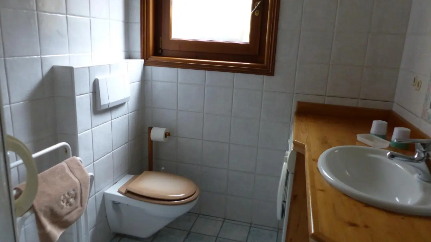 Salle de bains attachée aux chambres 3 et 4.