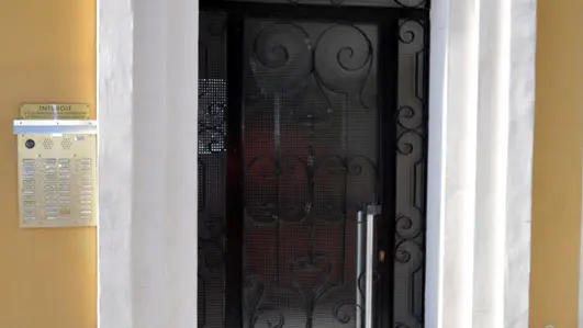 Porte d'entrée immeuble sur rue Guisol