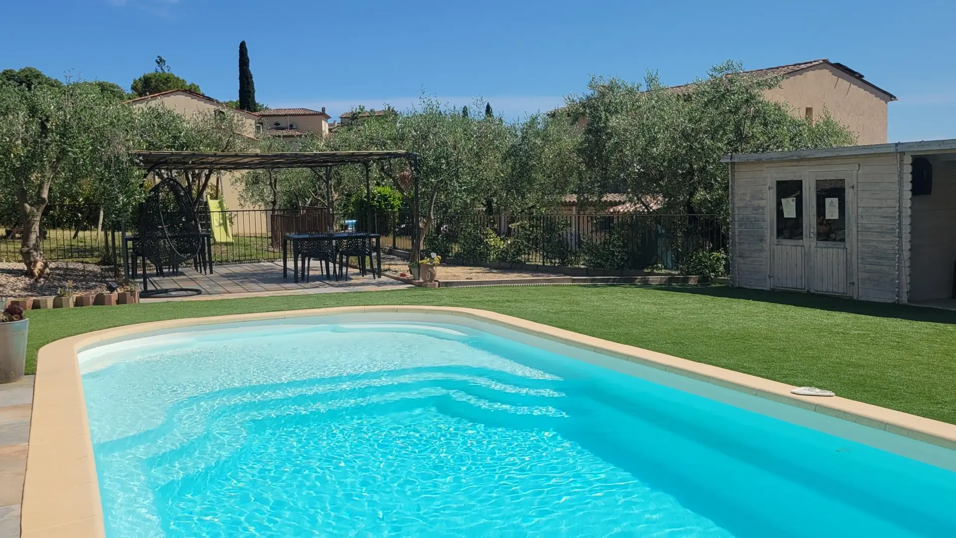 Piscine et espaces extérieurs communs aux deux Gîtes de la Bastide Centifolia à Grasse - Gîtes de France Alpes-Maritimes